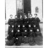 Ecole Normale d'Institutrices d'Alençon. Photo groupe sur perron façade principale.