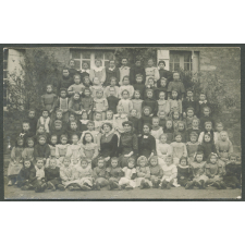 Ecole primaire de filles de Domfront : photo de classe.