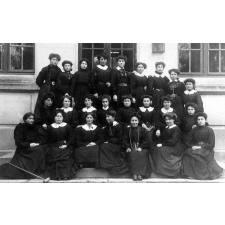Ecole Normale d'Institutrices d'Alençon. Photo groupe sur perron façade principale.
