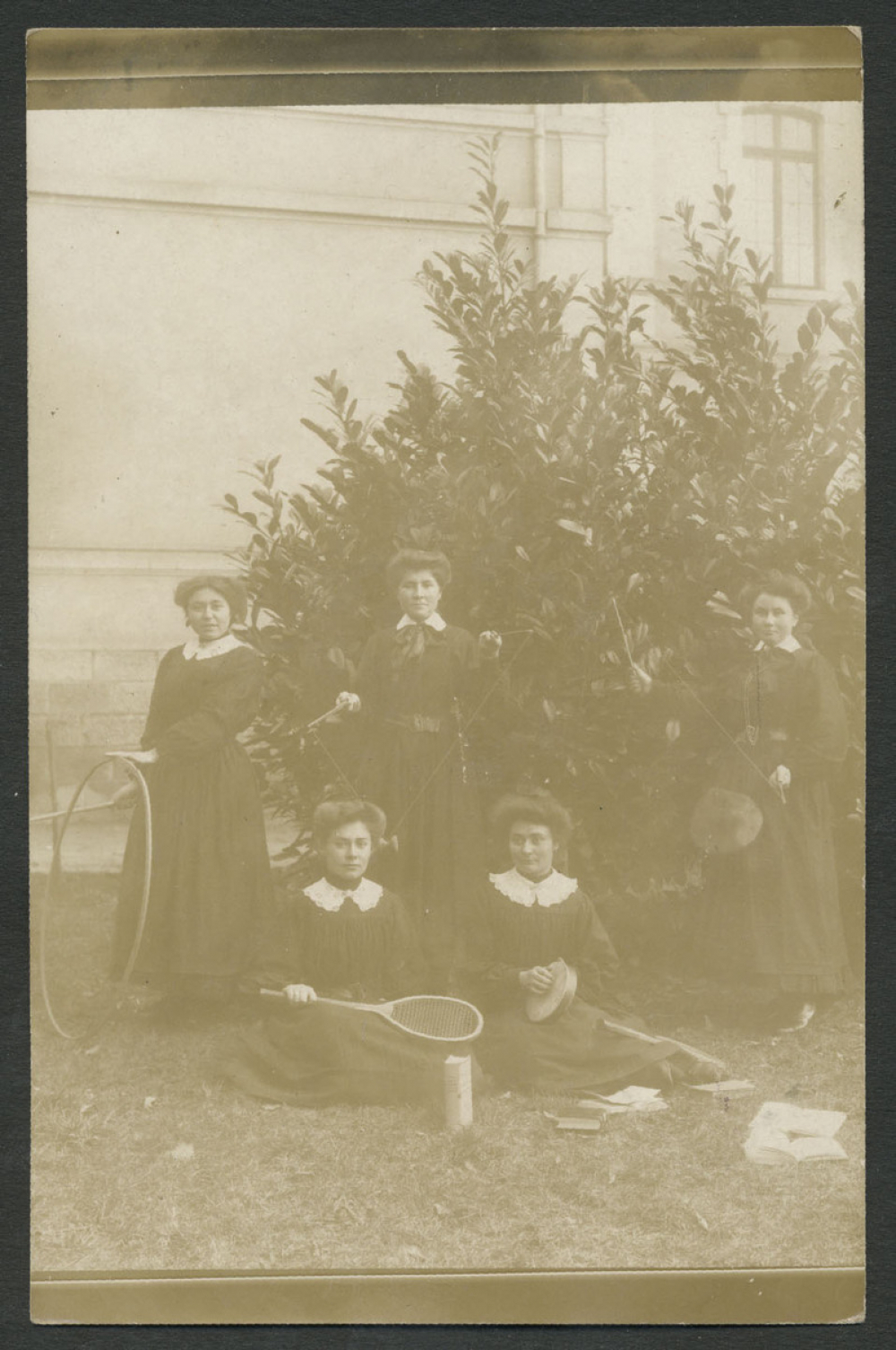 Ecole Normale d'Institutrices d'Alençon. Photo de groupe dans le parc.