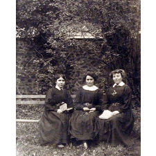 Ecole Normale d'Institutrices d'Alençon. Trois jeunes filles dans le parc.