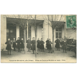 Pensionnat Ste-Jeanne, près Orléans - Elèves du Cours de Maintien au repos - Préau.