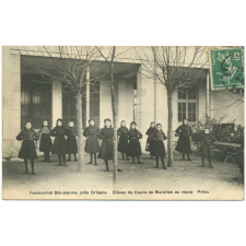 Pensionnat Ste-Jeanne, près Orléans - Elèves du Cours de Maintien au repos - Préau.