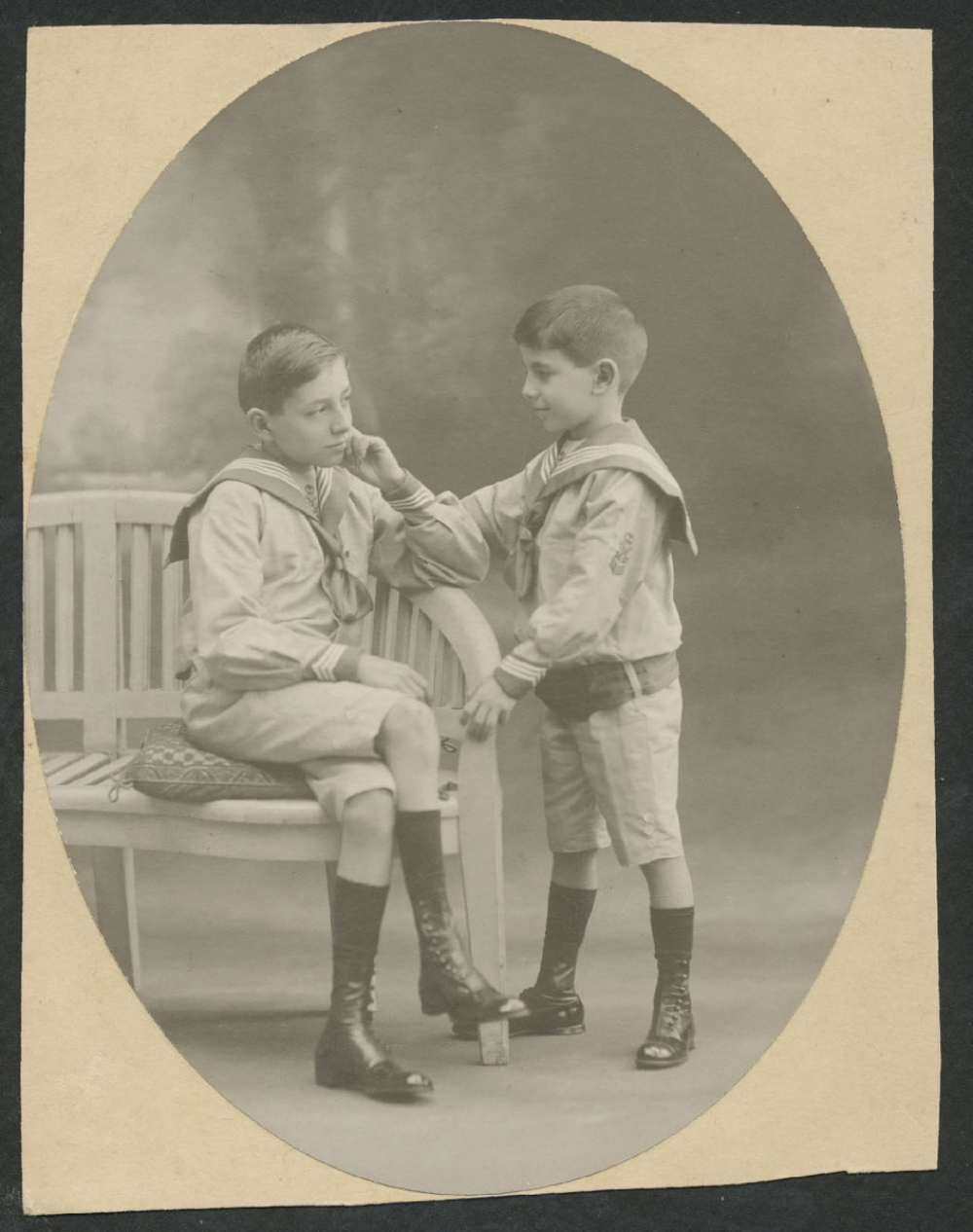 Deux jeunes garçons en costume marin. 
