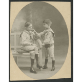 Deux jeunes garçons en costume marin. 