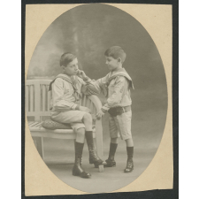 Deux jeunes garçons en costume marin.