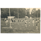Oeuvre des colonies de vacances des Ecoles Publiques de Rennes : enfants jouant au ballon dans le Parc des Sports du Preventorium Rey