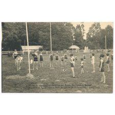 Oeuvre des colonies de vacances des Ecoles Publiques de Rennes : enfants jouant au ballon dans le Parc des Sports du Preventorium Rey