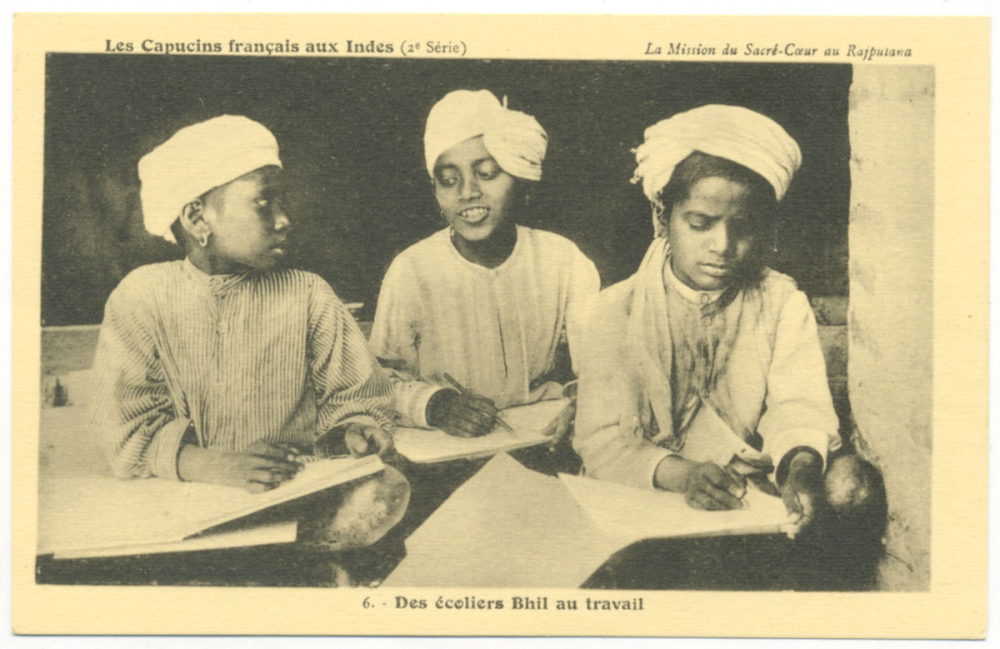 Les Capucins français aux Indes (2e série) - La Mission du Sacré-Coeur au Rajputana - 6 - Des écoliers Bhil au travail.
