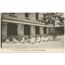 Une Leçon d'Education physique à l'Ecole Anatole France.