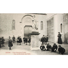 Béziers - Ecole libre de la Trinité, Cour de Récréation des Petits.