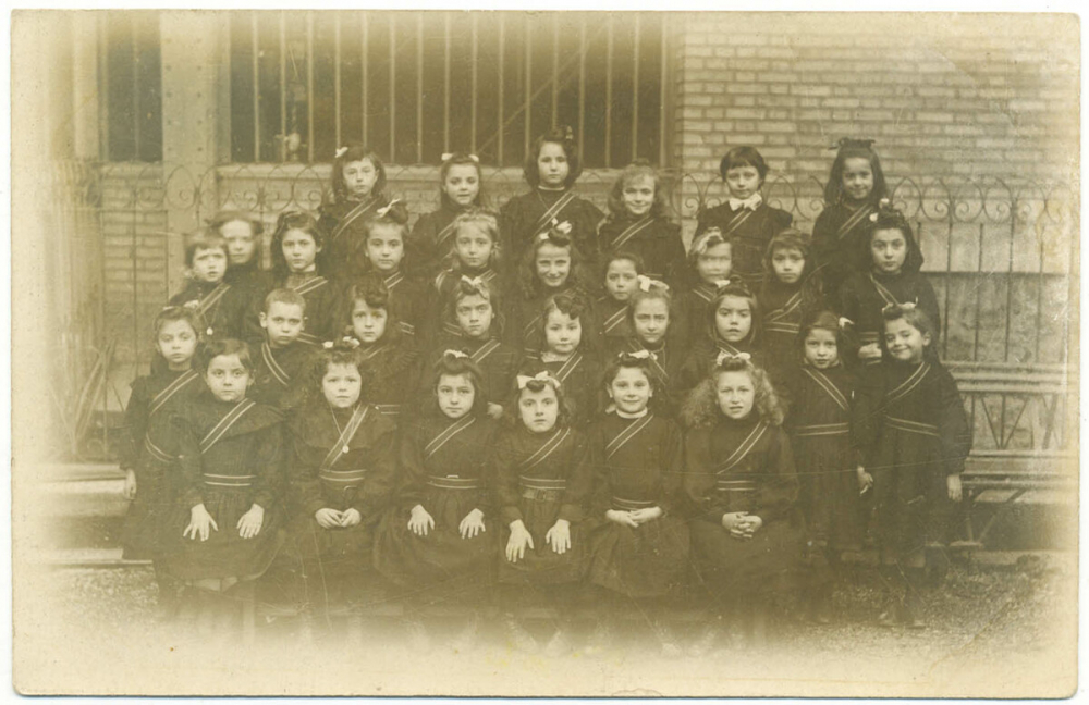 Photo de classe: demoiselles de la Légion d'honneur. 