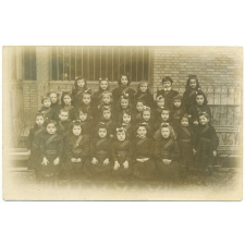 Photo de classe: demoiselles de la Légion d'honneur.