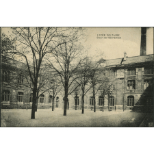 Lycée Voltaire - Cour de Récréation.