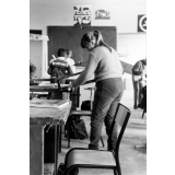 Elèves de 5ème en cours d'éducation manuelle. 