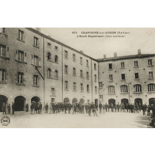 875 - Craponne-sur-Arzon ( Hte-Loire) - L'Ecole Supérieure - Cour intérieure.
