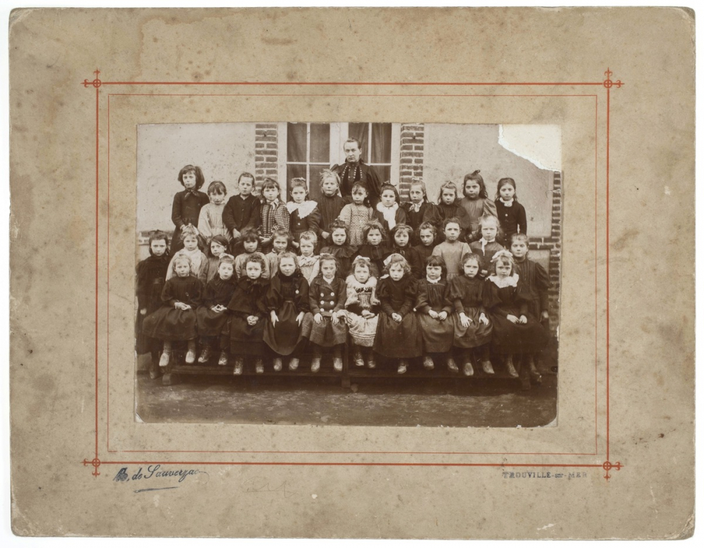 Ecole primaire de filles : photo de classe avec la maîtresse. 