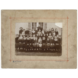 Ecole primaire de filles : photo de classe avec la maîtresse. 