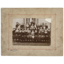 Ecole primaire de filles : photo de classe avec la maîtresse. 