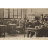 7 - E. P. S. Professionnelle d'Albert (Somme) - Laboratoire d'électricité (Manipulations).