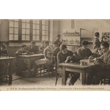 7 - E. P. S. Professionnelle d'Albert (Somme) - Laboratoire d'électricité (Manipulations).