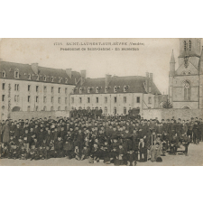 1733 - Saint-Laurent-sur-Sèvre (Vendée) - Pensionnat de Saint-Gabriel - En récréation.