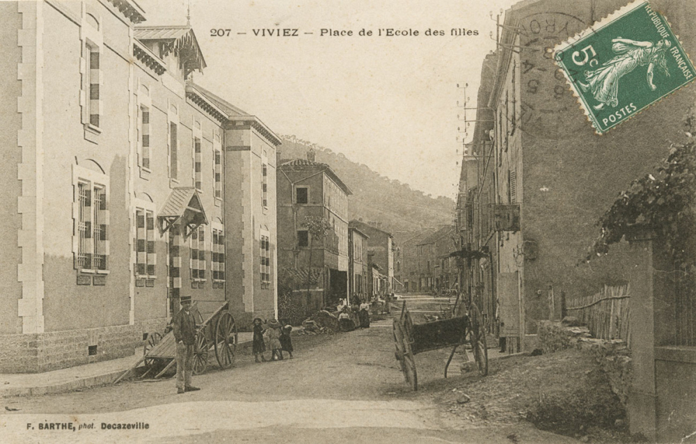 207 - Viviez - Place de l'Ecole des Filles.