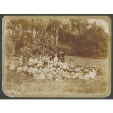 Photo d'enfants de maternelle en extérieur.