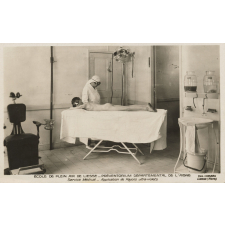 Ecole de plein Air de Liesse - Préventorium départemental de l'Aisne. Service Médical - Application de Rayons ultra-violets.