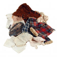Lot de vêtements de poupée.