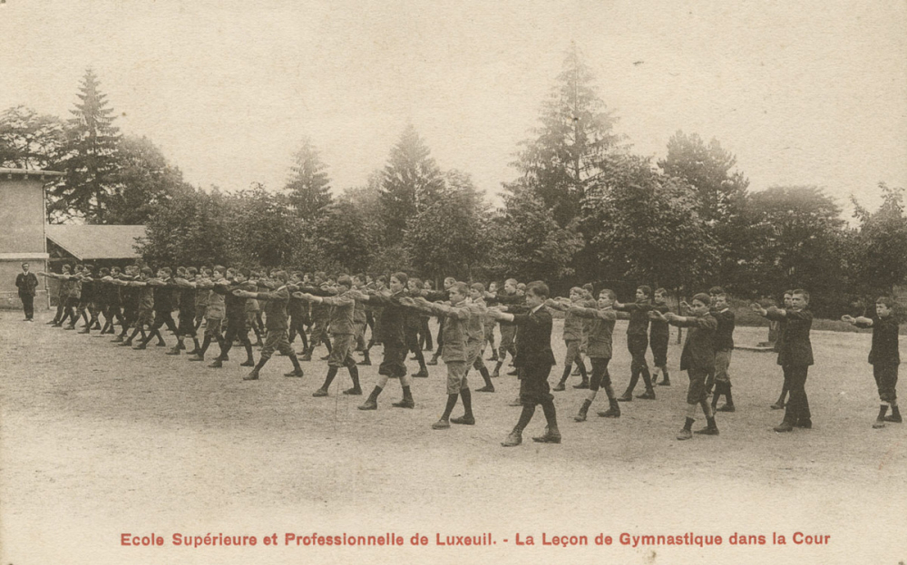 Ecole Supérieure et Professionnelle de Luxeuil - La Leçon de Gymnastique dans la Cour.
