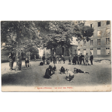 Lycée d'Evreux - La cour des Petits.