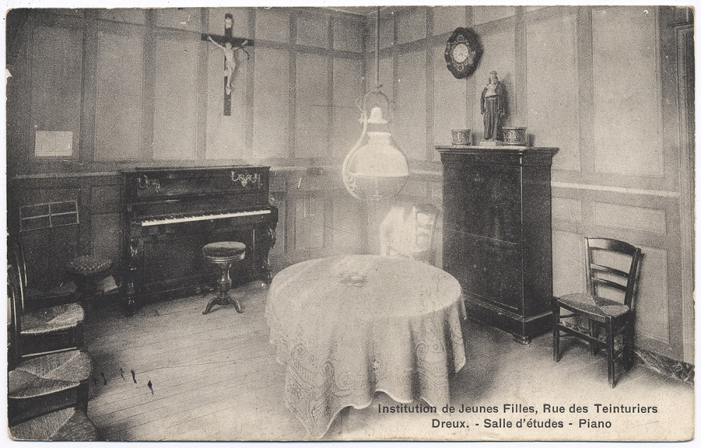 Institution de Jeunes Filles, Rue des Teinturiers - Dreux - Salle d'études - Piano.