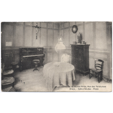 Institution de Jeunes Filles, Rue des Teinturiers - Dreux - Salle d'études - Piano.