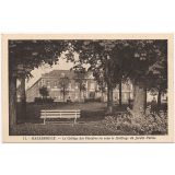 11 - Hazebrouck - Le Collège des Flandres vu sous le feuillage du Jardin Public.