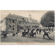 Lycée d'Evreux - La cour des Moyens.