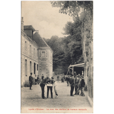 Lycée d'Evreux - La cour des ateliers de travaux manuels.