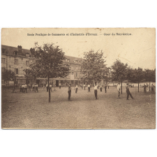 Ecole Pratique de Commerce et d'Industrie d'Evreux - Cour de Récréation.