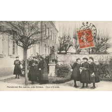Pensionnat Ste Jeanne, près Orléans - Cour d'Entrée.