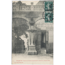Maubeuge - Entrée de l'Ecole communale du Centre et buste de Frère.