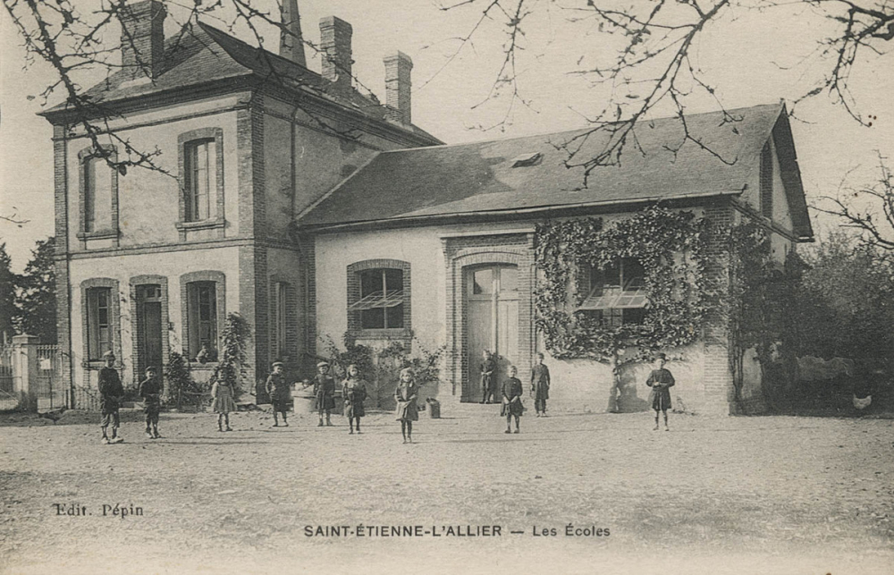 Saint-Etienne-l'Allier - Les Ecoles.
