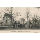 Chauvigny (Vienne) - Groupe scolaire, Place du Champ de Foire.