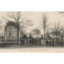 Chauvigny (Vienne) - Groupe scolaire, Place du Champ de Foire.