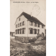 Eglingen (Ht-Rhin) - L'Ecole - au fond l'Eglise.
