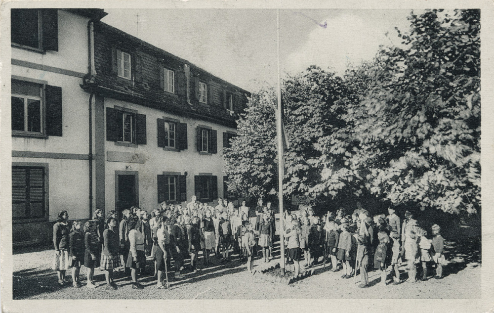 Colonie de Vacances des P.T.T. - Le Hohwald - La Cour au lever du Drapeau.