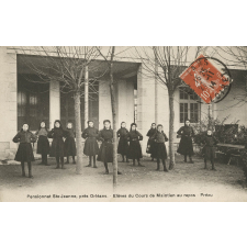 Pensionnat Ste-Jeanne, près Orléans - Elèves du Cours de Maintien au repos - Préau.