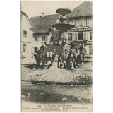 544 - La Grande Guerre 1914-15 - L'Alsace reconquise - A Massevaux - Les petits alsaciens saluent les soldats Français.