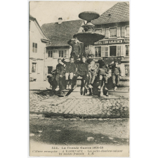 544 - La Grande Guerre 1914-15 - L'Alsace reconquise - A Massevaux - Les petits alsaciens saluent les soldats Français.