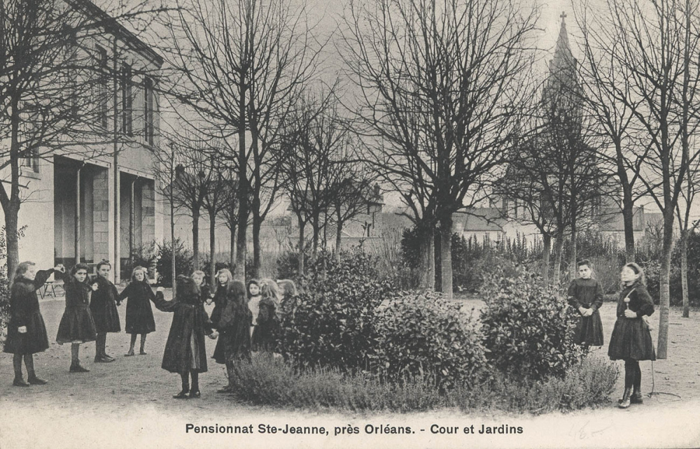 Pensionnat Ste-Jeanne, près Orléans - Cour et Jardins.