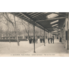5 - Arcachon - Ecole St-Elme - Galerie intérieure - Vue sur les cours.